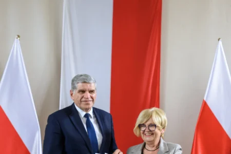 Zdjęcie przedstawia uczestników podpisania umów w ramach programów rządowych