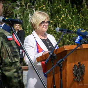 Zdjęcie przedstawia uczestników obchodów Narodowego Dnia Zwycięstwa