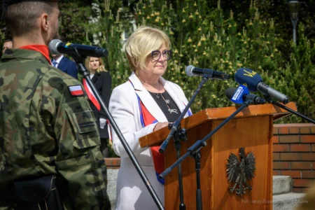 Zdjęcie przedstawia uczestników obchodów Narodowego Dnia Zwycięstwa