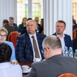 Zdjęcie przedstawia uczestników podpisania umów w ramach programów rządowych