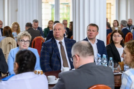 Zdjęcie przedstawia uczestników podpisania umów w ramach programów rządowych