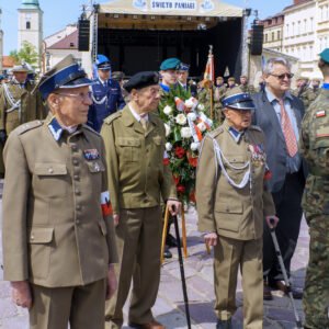 Zdjęcie przedstawia uczestników uroczystości Święta Konstytucji 3 Maja