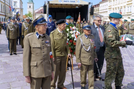 Zdjęcie przedstawia uczestników uroczystości Święta Konstytucji 3 Maja