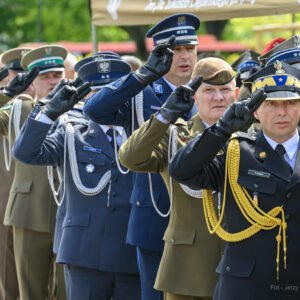 Zdjęcie przedstawia uczestników obchodów Narodowego Dnia Zwycięstwa