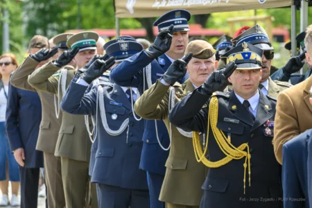 Zdjęcie przedstawia uczestników obchodów Narodowego Dnia Zwycięstwa