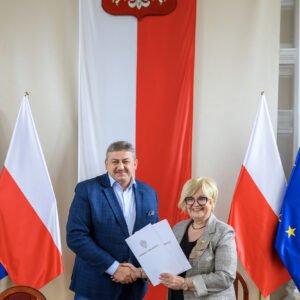 Zdjęcie przedstawia uczestników podpisania umów w ramach programów rządowych
