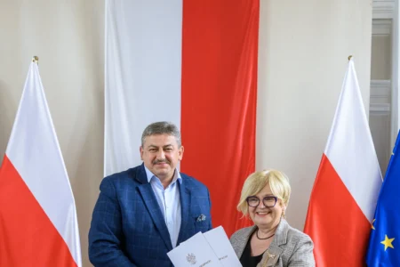 Zdjęcie przedstawia uczestników podpisania umów w ramach programów rządowych