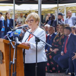 Zdjęcie przedstawia wojewodę podkarpackiego Teresę Kubas-Hul przemawiająca podczas Święta Konstytucji 3 Maja