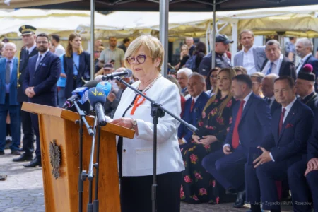 Zdjęcie przedstawia wojewodę podkarpackiego Teresę Kubas-Hul przemawiająca podczas Święta Konstytucji 3 Maja