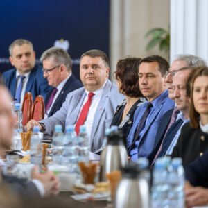 Zdjęcie przedstawia uczestników podpisania umów w ramach programów rządowych