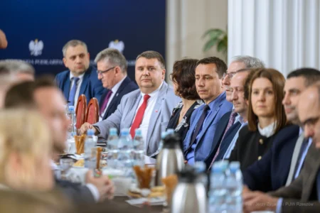 Zdjęcie przedstawia uczestników podpisania umów w ramach programów rządowych