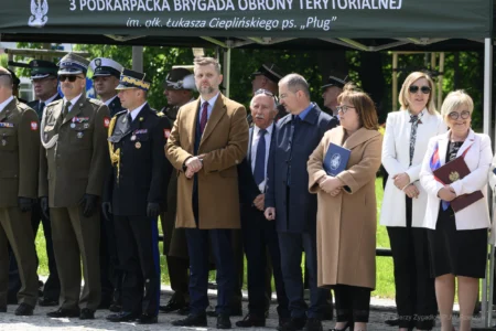 Zdjęcie przedstawia uczestników obchodów Narodowego Dnia Zwycięstwa