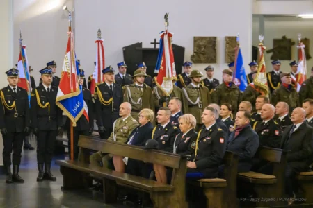 Zdjęcie przedstawia uczestników Wojewódzkich Obchodów Dnia Strażaka