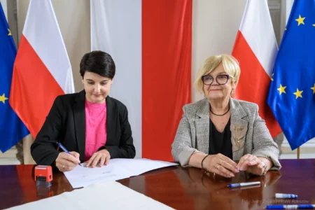 Zdjęcie przedstawia uczestników podpisania umów w ramach programów rządowych