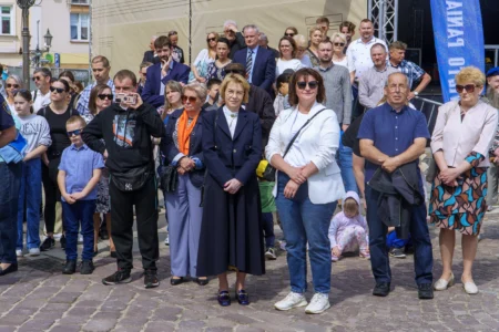 Zdjęcie przedstawia uczestników uroczystości Święta Konstytucji 3 Maja