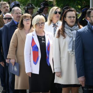 Zdjęcie przedstawia uczestników obchodów Narodowego Dnia Zwycięstwa