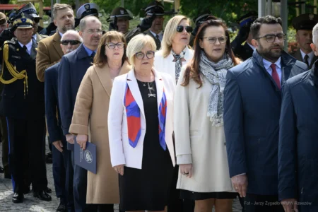 Zdjęcie przedstawia uczestników obchodów Narodowego Dnia Zwycięstwa