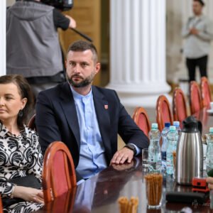 Zdjęcie przedstawia uczestników podpisania umów w ramach programów rządowych