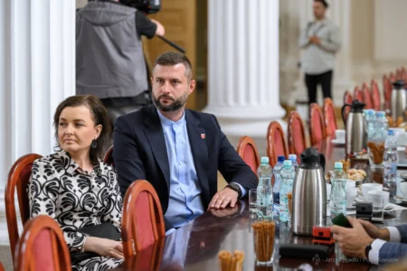 Zdjęcie przedstawia uczestników podpisania umów w ramach programów rządowych