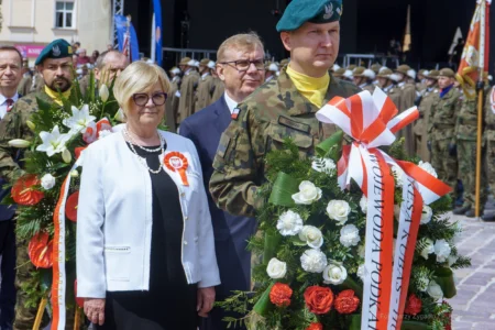 Zdjęcie przedstawia uczestników uroczystości Święta Konstytucji 3 Maja