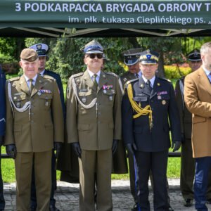 Zdjęcie przedstawia uczestników obchodów Narodowego Dnia Zwycięstwa