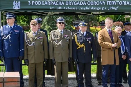 Zdjęcie przedstawia uczestników obchodów Narodowego Dnia Zwycięstwa