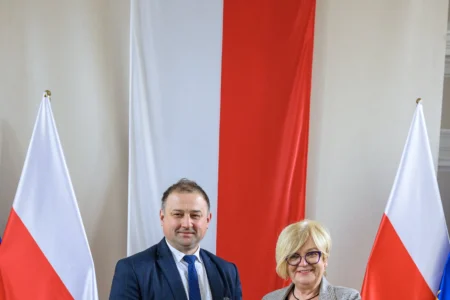 Zdjęcie przedstawia uczestników podpisania umów w ramach programów rządowych