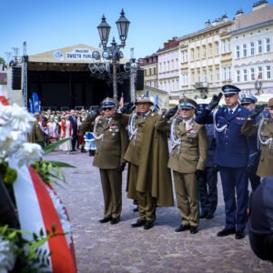 Zdjęcie przedstawia uczestników uroczystości Święta Konstytucji 3 Maja