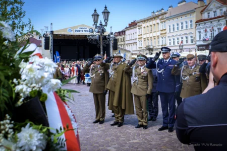 Zdjęcie przedstawia uczestników uroczystości Święta Konstytucji 3 Maja