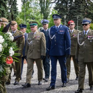Zdjęcie przedstawia uczestników obchodów Narodowego Dnia Zwycięstwa