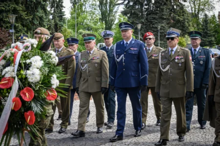 Zdjęcie przedstawia uczestników obchodów Narodowego Dnia Zwycięstwa