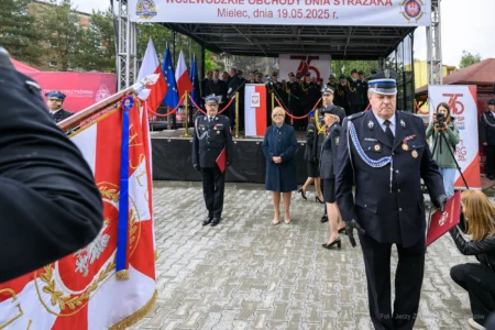 Zdjęcie przedstawia uczestników Wojewódzkich Obchodów Dnia Strażaka