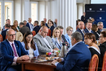 Zdjęcie przedstawia uczestników podpisania umów w ramach programów rządowych