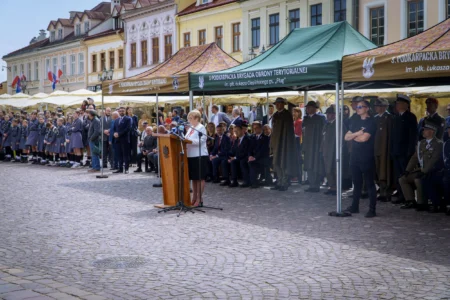 Zdjęcie przedstawia uczestników uroczystości Święta Konstytucji 3 Maja