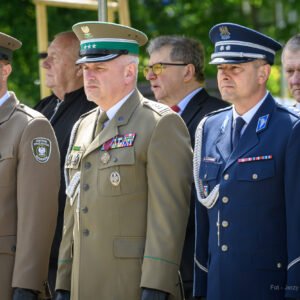 Zdjęcie przedstawia uczestników obchodów Narodowego Dnia Zwycięstwa