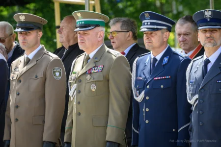 Zdjęcie przedstawia uczestników obchodów Narodowego Dnia Zwycięstwa