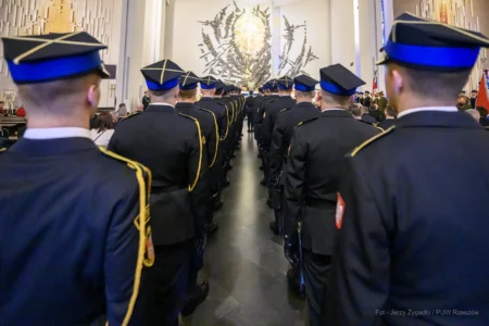 Zdjęcie przedstawia uczestników Wojewódzkich Obchodów Dnia Strażaka