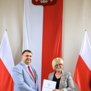 Zdjęcie przedstawia uczestników podpisania umów w ramach programów rządowych