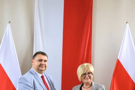 Zdjęcie przedstawia uczestników podpisania umów w ramach programów rządowych