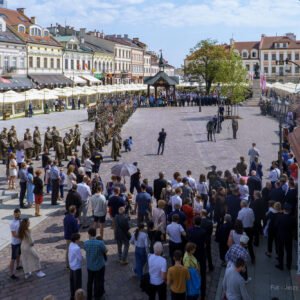 Zdjęcie przedstawia uczestników uroczystości Święta Konstytucji 3 Maja