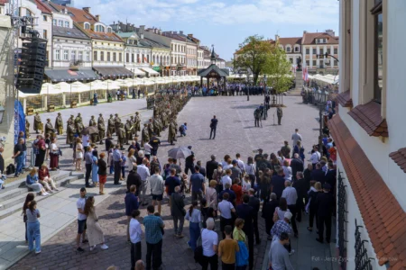 Zdjęcie przedstawia uczestników uroczystości Święta Konstytucji 3 Maja