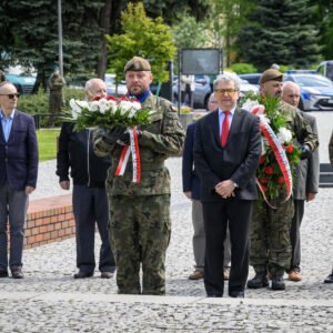 Zdjęcie przedstawia uczestników obchodów Narodowego Dnia Zwycięstwa