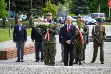 Zdjęcie przedstawia uczestników obchodów Narodowego Dnia Zwycięstwa