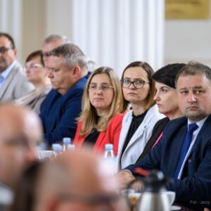 Zdjęcie przedstawia uczestników podpisania umów w ramach programów rządowych