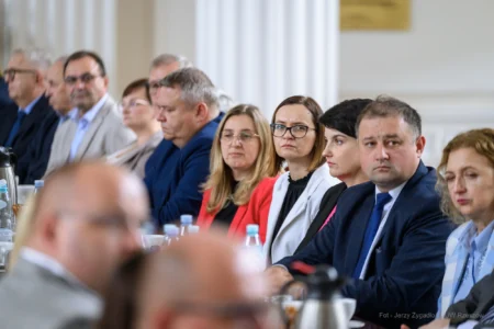 Zdjęcie przedstawia uczestników podpisania umów w ramach programów rządowych