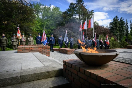 Zdjęcie przedstawia uczestników obchodów Narodowego Dnia Zwycięstwa