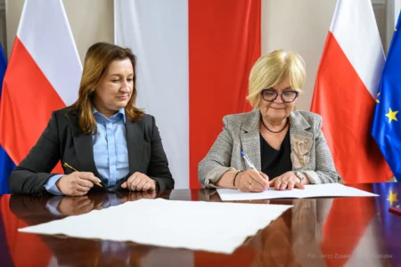 Zdjęcie przedstawia uczestników podpisania umów w ramach programów rządowych