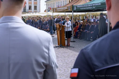 Zdjęcie przedstawia uczestników uroczystości Święta Konstytucji 3 Maja