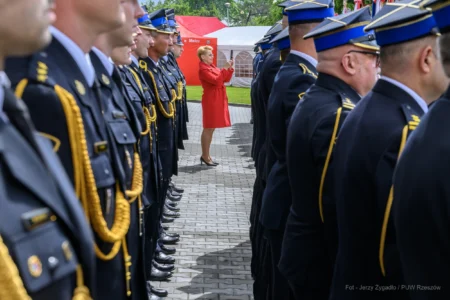 Zdjęcie przedstawia uczestników Wojewódzkich Obchodów Dnia Strażaka