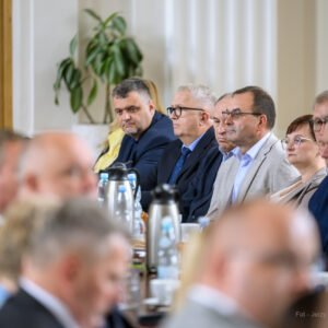 Zdjęcie przedstawia uczestników podpisania umów w ramach programów rządowych